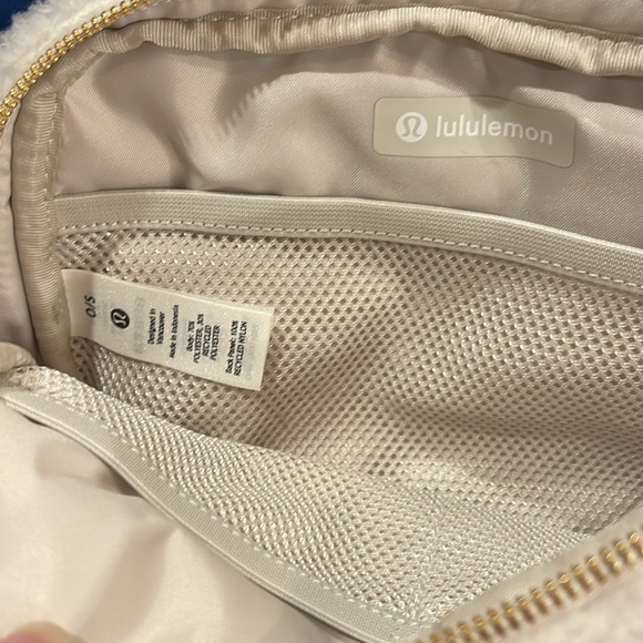 LULULEMON EVERYWHERE BELT BAG LARGE SIZE FLEECE WHITE AND GOLD COLOR NWT - Picture 6 of 8